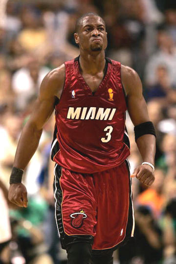 詹姆斯17投4中，纪录被终结，险成输球罪人，最后一传将功补过（詹姆斯17投仅4中，纪录止步，险成输球背锅者，终场前妙传完成救赎）