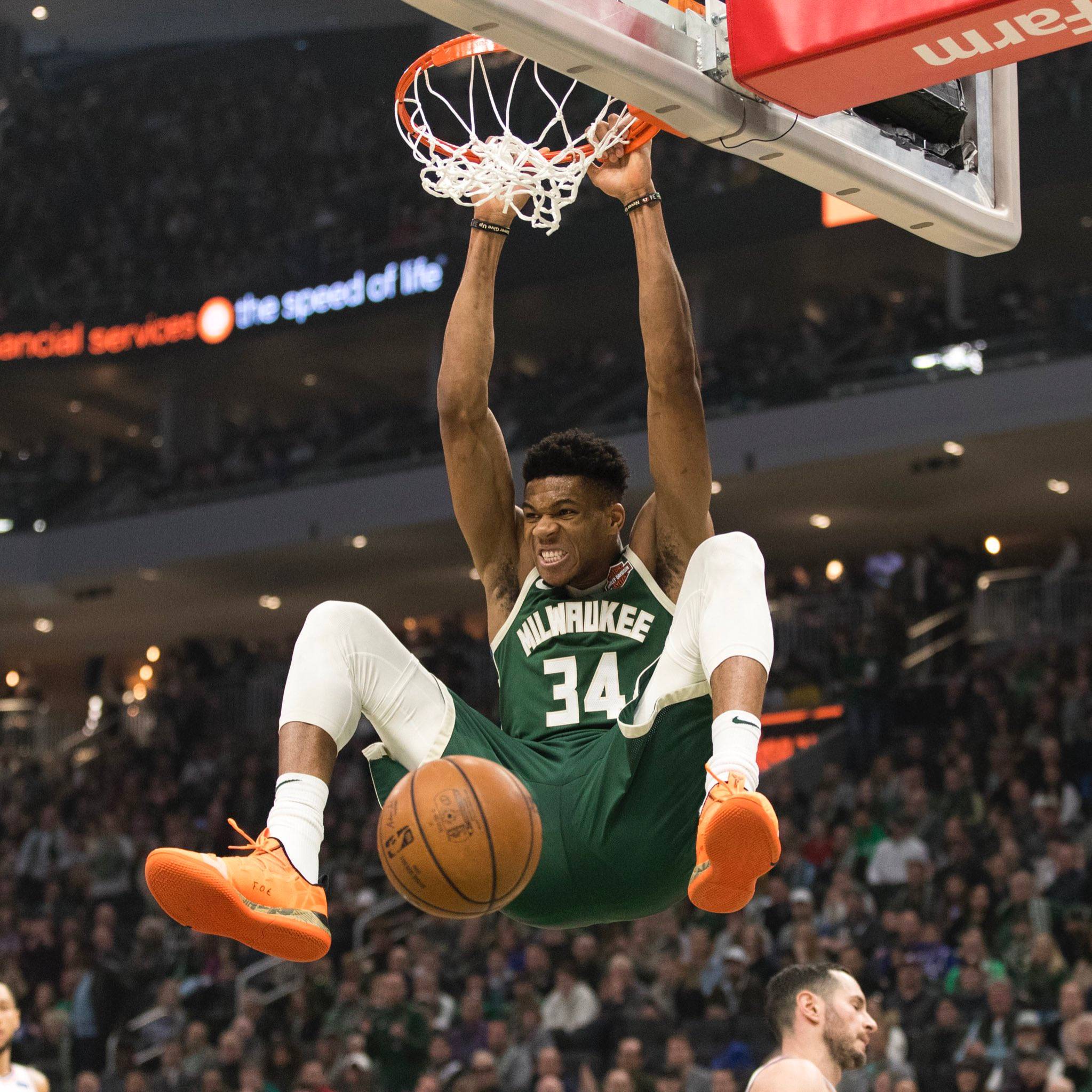 紧跟时事，韩国艺人在热刺vs纽卡看台模仿酷玩乐队观众出轨（紧跟热点：韩国艺人现身热刺vs纽卡看台，模仿酷玩演唱会“观众出轨”梗）